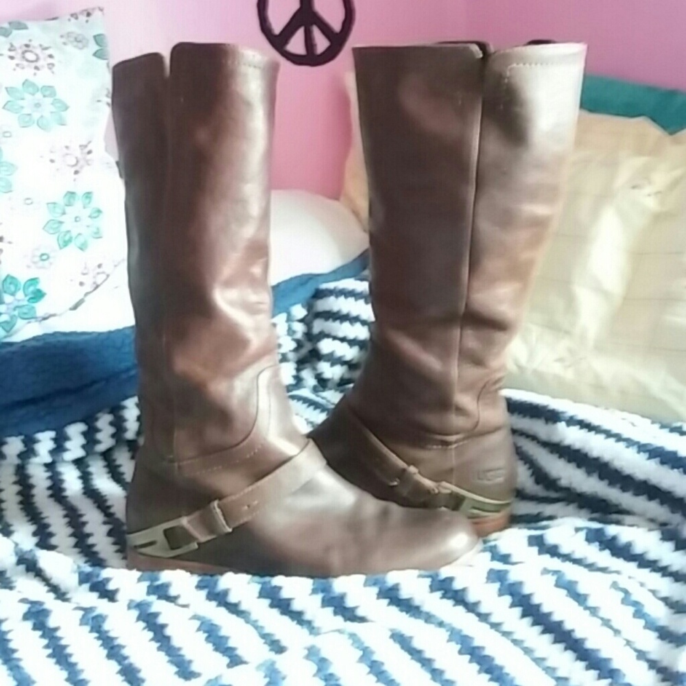 PRICE DROP FINAL....Leather Ugg